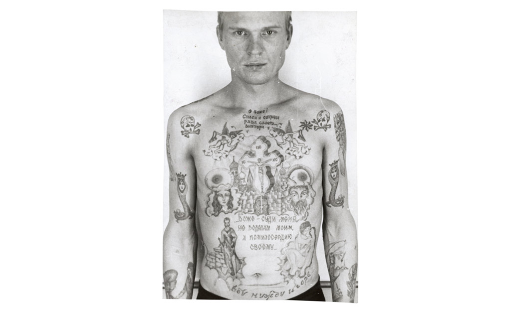 <a href="http://fuel-design.com/publishing/russian-criminal-tattoo-police-files" target="_blank">Foto © Arkady Bronnikov / FUEL Publishing</a>