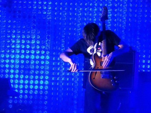 Jonny Greenwood in azione, Foto CC Daniele Dalledonne via Flickr