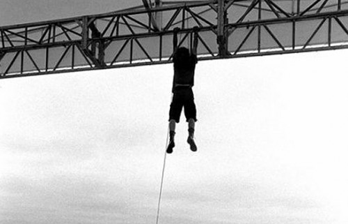 Eddie Vedder e le sue acrobazie da palco