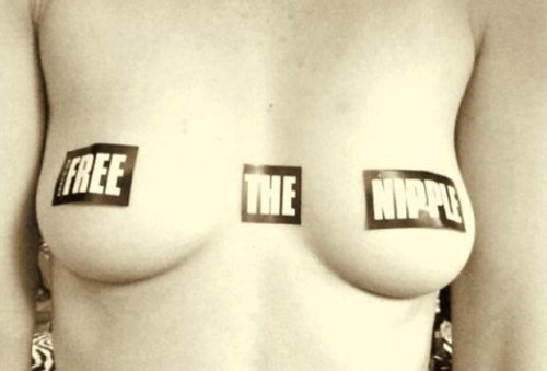 #freethenipple, la campagna di protesta contro Instagram per il topless libero