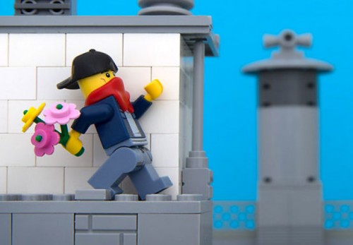 Le opere di strada di Banksy rifatte con i Lego