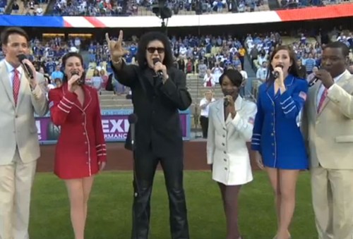 Gene Simmons canta l’inno nazionale americano