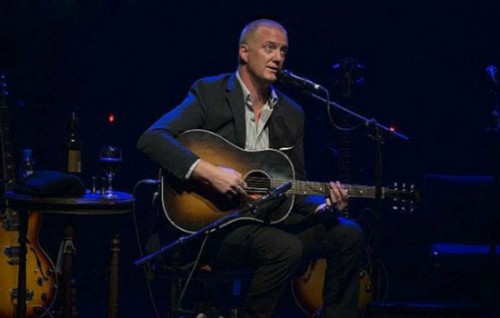 Josh Homme presenta (in acustico) una nuova canzone: "Villains of Circumstance"