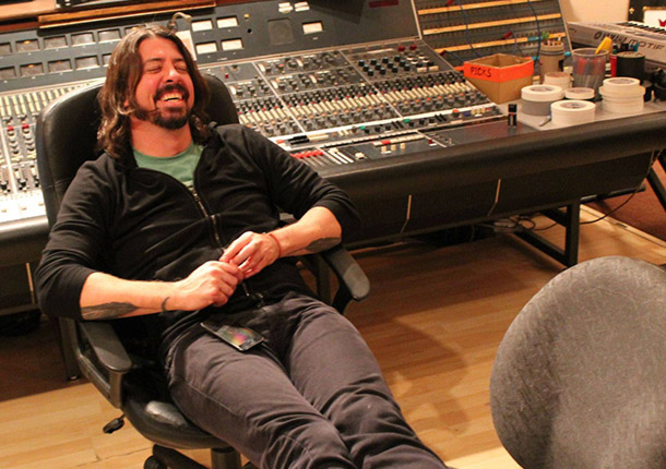 Dave Grohl in studio di registrazione, foto facebook ufficiale Foo Fighters