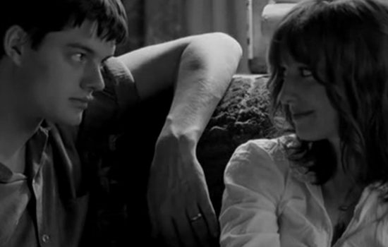 Una scena del film "Control" dove vengono ritratti Ian Curtis e Annik Honoré