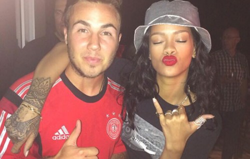 Rihanna festeggia la Coppa del mondo con la Germania. Altro che Mick Jagger...