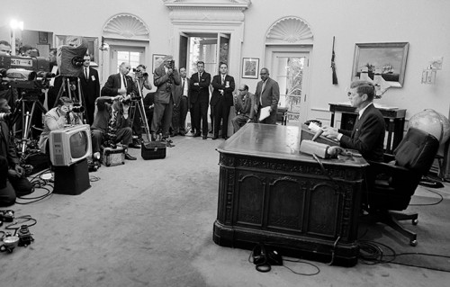 Il discorso alla nazione, in diretta radiofonica e televisiva, dove il presidente John F. Kennedy annuncia l'abolizione della segregazione nell'Università dell'Alabama. Washington, 11 Giugno 1963. © Cecil Stoughton / John F. Kennedy Presidential Library and Museum