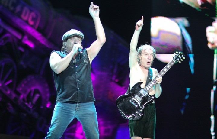 Il cantante degli AC/DC rischia l’udito e ferma il tour