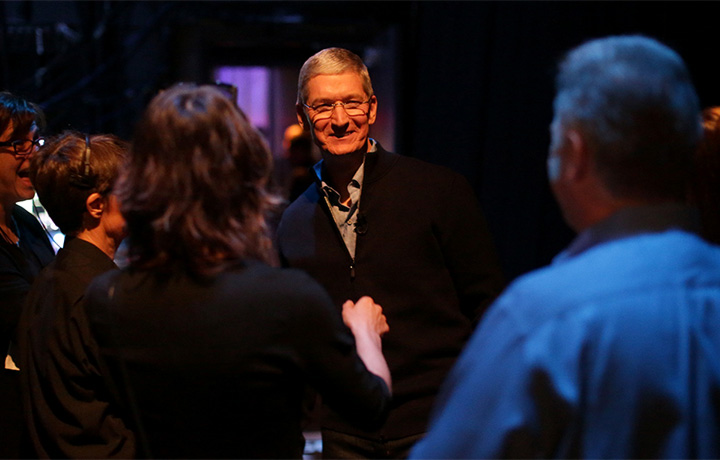 Tim Cook alla presentazione del nuovo Apple Watch - Foto via Apple.com