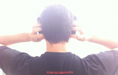 Meglio le cuffie grosse o dei piccoli auricolari in-ear? Scopritelo in questo articolo