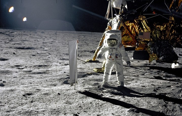 Edwin E. Aldrin, Jr., pilota del modulo lunare dell'Apollo 11, cammina sulla superficie lunare. Fotografia scattata da Neil Armstrong (Courtesy of Nasa)