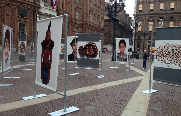 La mostra "Terra Madre secondo Oliviero Toscani", in Piazza Carignano a Torino fino al 31 ottobre 2014