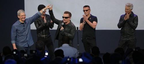 Gli U2 al Keynote insieme a Tim Cook | Foto via Apple.com
