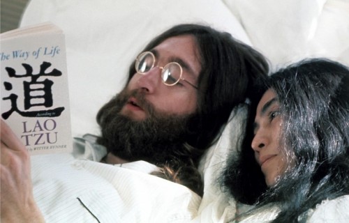 John Lennon e Yoko Ono leggono il filosofo cinese Lao Tzu a letto nel Queen Elizabeth Hotel.
