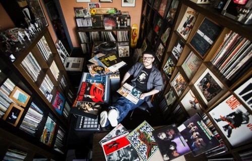 Ollie Teeba, del duo inglese The Herbaliser, e la sua collezione di vinili. È una delle foto del libro "Dust & Groove", di Eilon Paz. Ve ne abbiamo parlato nel numero di Rolling Stone di novembre (foto: Eilon Paz)