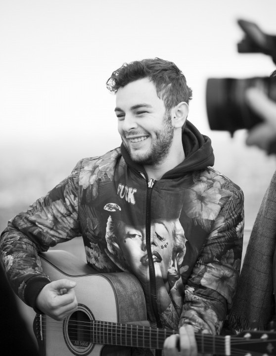 Lorenzo Fragola sul tetto della Rolling Stone Tower (foto: Natasha Panattoni)