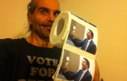 Piero Pelu, 52 anni, posa con la carta igienica con la foto del Presidente del Consiglio, Matteo Renzi