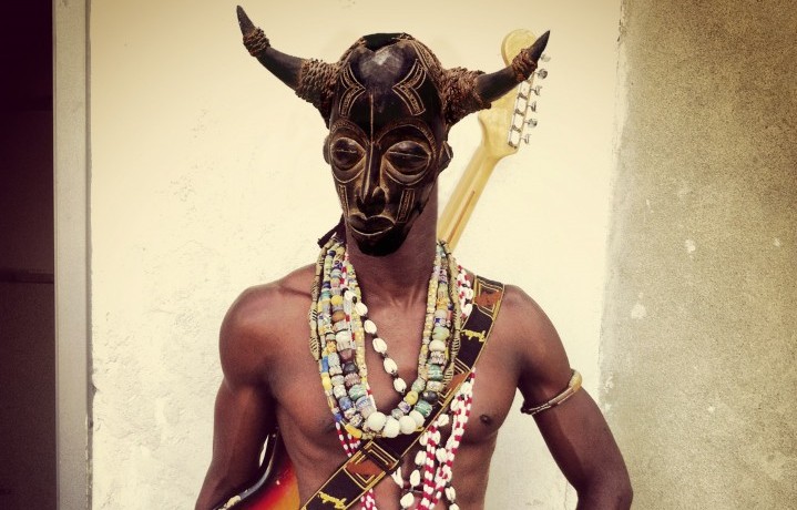 Dietro alla maschera tribale c'è il chitarrista e cantante togolese Peter Solo, leader della band Vaudou Game