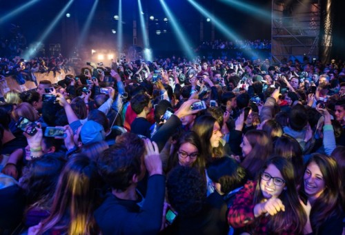 Folla in delirio e tripudio di smartphone ai Web Show Awards 2014
