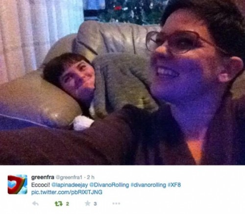 Le foto dei vostri divani, gruppo d'ascolto allargato durante la finale di X Factor 8