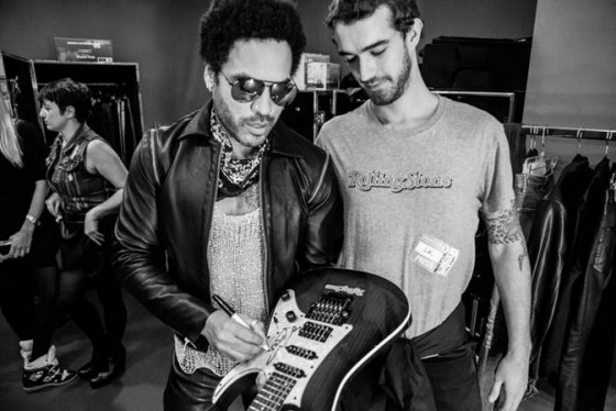 Lenny Kravitz firma la chitarra messa in palio