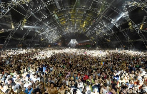 Un momento del Coachella Festival 2014 nella Sahara Tent, il tendone dedicato alla musica elettronica