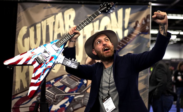 Jack Jaselli con una delle chitarre più originali del NAMM 2015, costruita dagli americani di Peacekeeper guitars (foto: Ricky Travaini)
