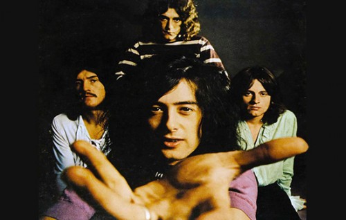 I Led Zeppelin. Al centro il chitarrista Jimmy Page, che compie 71 anni oggi