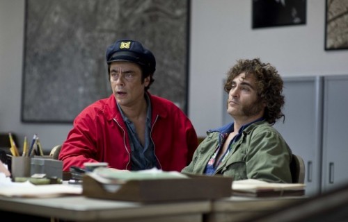 Benicio Del Toro e Joaquin Phoenix in una scena di "Vizio di forma"