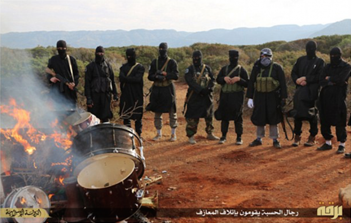 Alcuni degli strumenti musicali sequestrati e messi al rogo dall'Isis