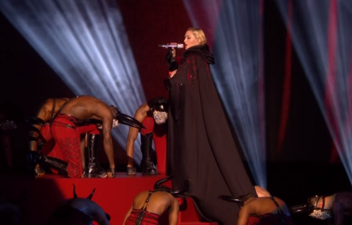 Madonna cade ai Brit Awards