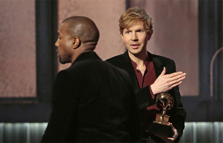 Kanye West si allontana dal palco dei Grammy Award, dove stava per replicare un suo grande classico: interrompere la premiazione per dire che il premio spettava a Beyoncé
