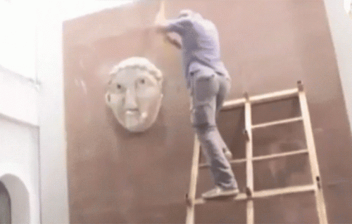 Un momento del video della distruzione delle opere d'arte del museo di Mosul, in Iraq