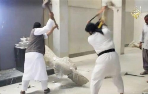 Un momento del video della distruzione delle opere d'arte del museo di Mosul, in Iraq, diffuso da un sedicente "ufficio stampa della provincia di Ninive"