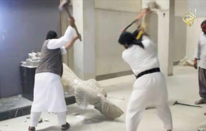 Un momento del video della distruzione delle opere d'arte del museo di Mosul, in Iraq, diffuso da un sedicente "ufficio stampa della provincia di Ninive"