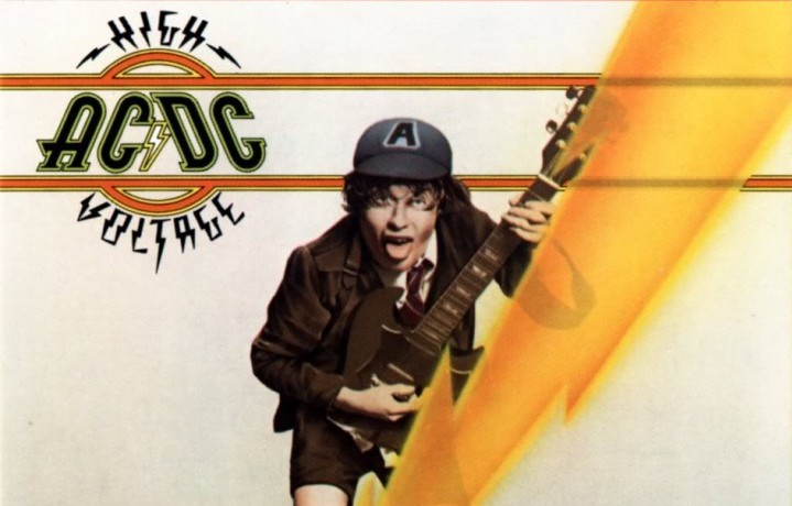 La copertina di "High Voltage" degli AC/DC, nella sua versione più famosa, quella ripubblicata nel ’76