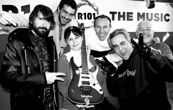 La Banda di R101 e la redazione di Rolling Stone consegnano la chitarra autografata a Chiara Casagrandi