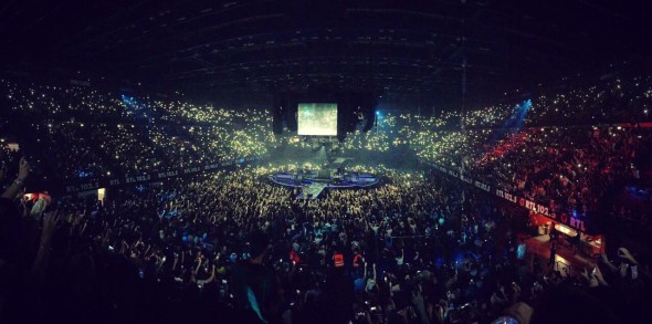 Il palco rotondo nella scenografia del Pop-Hoolista Tour, per un concerto a 360°