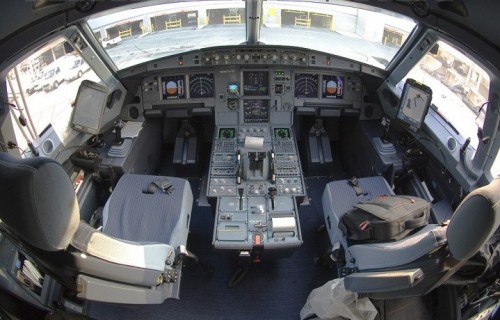L'interno della cabina di pilotaggio di un Airbus A320