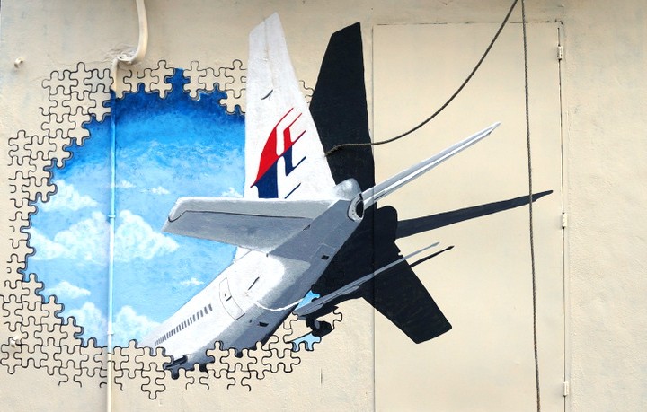 Il volo MH370 della Malaysia Airlines, partito da Kuala Lumpur l'8 marzo 2014 e diretto a Pechino ha perso contatto con la torre di controllo all'01:19. Da allora non ha più risposto