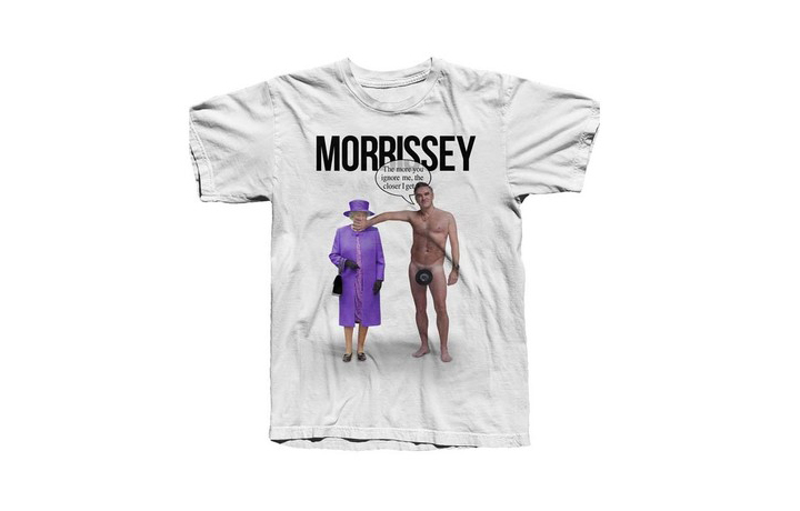 Potete comprare la t-shirt di Morrissey che posa nudo di fianco alla Regina