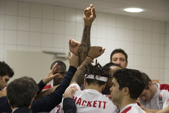 Daniel Hackett festeggia con la squadra - Foto di Rocco Toscani