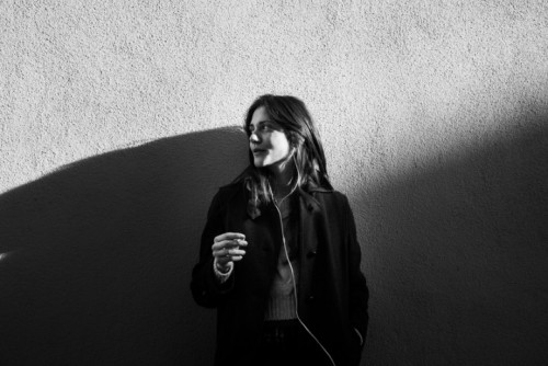 Clara ha 23 anni e sta ascoltando gli Spaceman 3. Fotografata da Marco Casino a Milano per #leicarollingstone