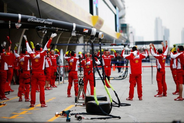 Il riscaldamento muscolare dei tecnici Ferrari (foto: Fia, via Facebook)