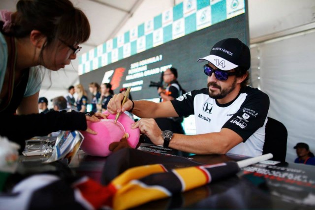 Fernando Alonso, 33 anni, si è ricordato di firmare gli autografi (foto: Facebook Fia)