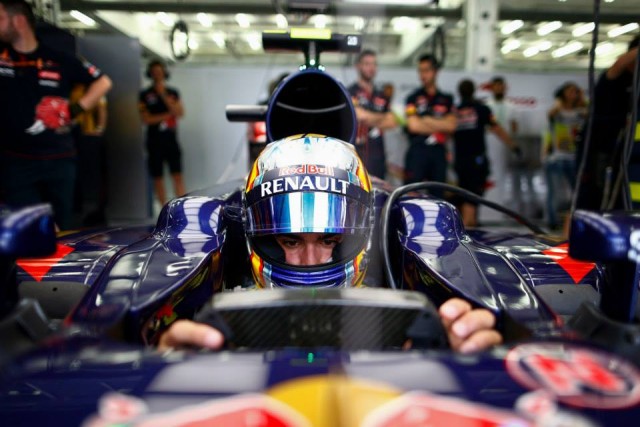 Carlos Sainz carlos jr sulla Toro Rosso in Bahrain (foto: Facebook Fia)