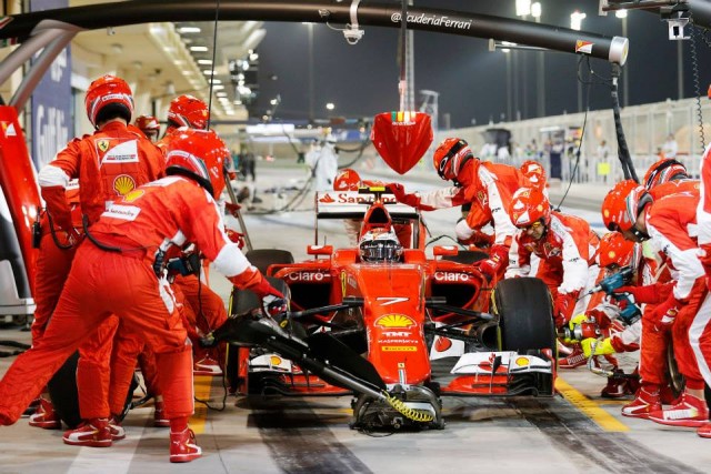 Kimi Raikkonen ai box del GP del Bahrain (foto: Facebook Fia)