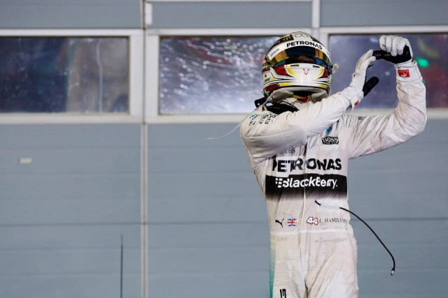 Sembra uno dei Daft Punk, ma è Lewis Hamilton, che festeggia la sua vittoria nel GP del Bahrain (foto: Facebook Fia)