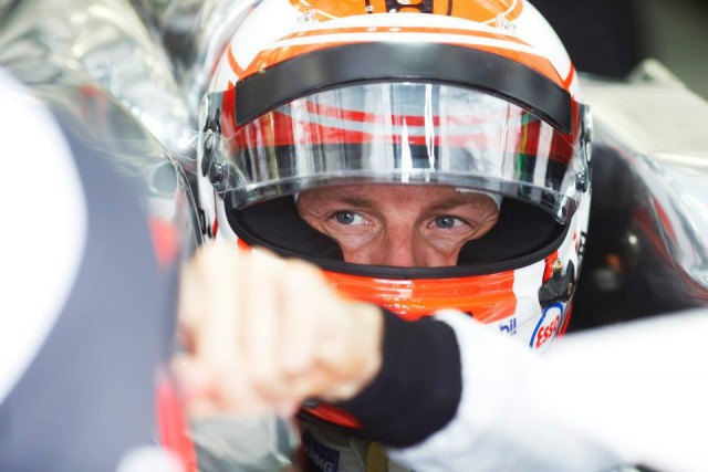 Jenson Button, McLaren, gioisce ma non si sa perché in Bahrain (foto: Facebook Fia)