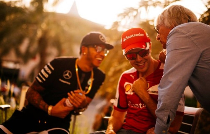 Molto fuori Salone. Lewis Hamilton, 30 anni, Sebastian Vettel, 27 e il capo dei capi della Formula 1, Bernie Ecclestone, 84 anni (foto: Facebook Scuderia Ferrari)